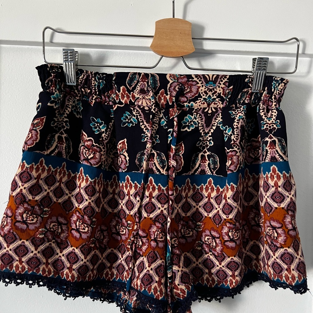 Stretchy Patterned Shorts Size Medium 🦋